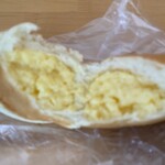 ケーワン - クリームパンの断面
      中のカスタードクリームはまだ温かくてとても美味しかったです