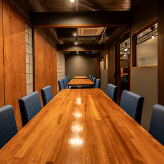 落ち着いた空間で料理を楽しめる個室もございます