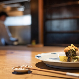 カウンターで調理するライブ感