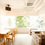 SUZU CAFE - 街並みを望む大きなガラス窓から差込む陽光が心地よい空間を生み出します。