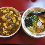 中華料理 ハルビン - 料理写真:麻婆丼＋半ラーメン