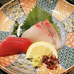 喜禄 - お刺身はマグロとシマアジでした。