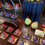 ザ・ループ(ホテルアゴーラリージェンシー大阪堺) - 中身が気になったが色がキツく食指が働かない。何味だろう…