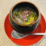 Oryouri Hisamatsu - 菊花餡の茶碗蒸し。お出汁の味がしっかりしていて日本料理万歳な感じ。一品目から美味しくて続くお料理に期待が膨らみます。