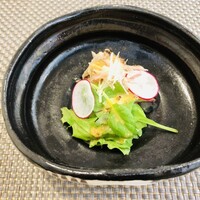 御料理 ひさまつ - 鰹のタタキ。上がサラダのようになっていて薬味野菜と葉物野菜、鰹がよく合います。