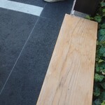 一の谷ラーメン - 待ち客用の店外ベンチ