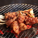 Taishuu Yakiniku Horumon Sakaba Toriton - 鶏ちゃん焼き（塩・味噌・タレ・辛味噌） 炭火の高熱で一気に焼き上げ、美味しさをギュッと閉じ込めます