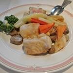 ロイヤルウイング - 白身魚と季節野菜の料理長特製ソース炒め（ロイヤルウイングコース）