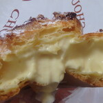 デザート ラボ ショコラ - シュークリーム断面（食べかけ御免）