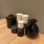 銀座とんかつ檍 - 卓上の調味料