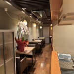 銀座とんかつ檍 - 二人掛けのテーブルが三台