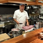銀座とんかつ檍 - 丸山社長自らブロックから切り出して筋切り