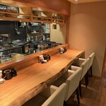 銀座とんかつ檍 - 豪華な一枚板のカウンターは奥行きもたっぷり