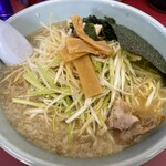 ラーメンショップ - ネギラーメン。チャーシュー片あり。