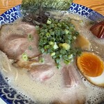 鶴亀堂 - ラーメン(全部のせ)
とても甘いスープでネギがカピカピでした