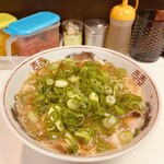 いいちょ ラーメン - 卓上には紅生姜、たくあん、酢、辛味噌、ラーメンだれ、胡椒、一味などなど