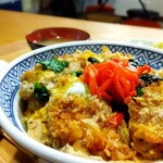 Biru Shokudou Dera - カツ丼(￥980)。カツの形も紅生姜が乗るのも珍しい笑