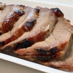 桑原精肉店 - 腕肉の焼豚（やきぶた）。肩ロースより下、さらに脂身の少ない腕肉は肉の繊維を感じながらもしっとりとしてヤバすぎる美味さ。
