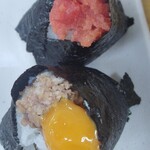 戸越屋 - 辛子明太子と卵黄肉そぼろにぎり〜