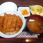 釜平 - ソースカツ丼セット (1100円) (ご飯少なめでお願いしました)。コクのあるマヨネーズを使ったサラダ、さっぱりとした漬物、なめこのお味噌汁、どれも旨い。