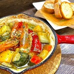熊本天草产对虾和彩色蔬菜的大蒜橄榄油风味锅