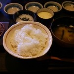 とんかつ みそ家 - ご飯、味付けとろろ、茶碗蒸し、赤だし