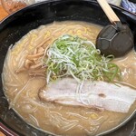 らーめん 信玄 - バター？の香り、ほのかな甘さのスープ