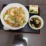 千歳屋 - 中華丼　スープ　おしんこ　うまそうじゃ!