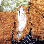Matsunoya - 「チキンかつ＆カキフライ（２個）」のチキンカツ