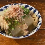 Boiled beef tendon with radish