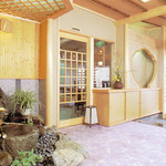 Yamadaya - 玄関　山田屋へようこそ
      玄関は落ち着いた雰囲気でお迎えします
      ここからくつろぎの空間が広がります
