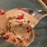 印度料理シタール - スプーンの上のマサラチャイアイス