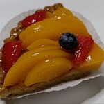 FLO PRESTIGE - 黄桃と苺のダマンドタルト