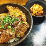 マルハのカルビ丼 - 上にて。