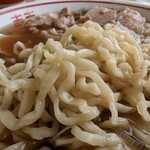 喜多方ラーメン 天高盛 - 中太麺がスープに絡む