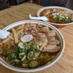 喜多方ラーメン 天高盛 - ラーメン大盛（手前）ラーメン普通（奥）