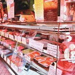 桑原精肉店 - こだわりのお肉や肉加工品がズラリ。