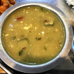 221595023 - 赤唐辛子や、薄い輪切りのオクラ入りのダル（豆）スープ
