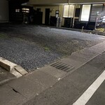 マダン - 駐車場はお店の反対側にあります。