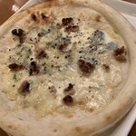 Cafe Spring - ブルーチーズとくるみのピザ(ナポリ風生地)