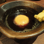 鳥茂 - 黄身醤油につけて頂きます