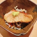 すが弥 - 金目鯛の炙りご飯。下には馬糞ウニと縮緬雑魚とシャリが