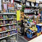 浅見本店 - つまみも豊富！ポテチを頼まれた方に女将は開封サービス