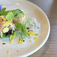 Longrain Tokyo - 生春巻き　スモークサーモン　胡瓜　ココナッツ。しっかり巻かれた生春巻きの中にはヤングコーンや胡瓜の食感が楽しく、ココナッツソースを絡めていただきます。