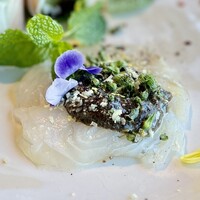 Longrain Tokyo - ヒラメ　海苔　穂紫蘇　レモングラス　ペッパー。平目のお刺身に海苔とハーブのソースが合います。