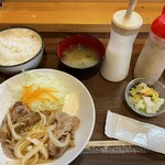キッチン 毎日屋 - 生姜焼き定食 900円