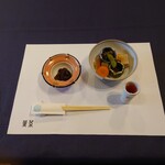 Hana - 前菜
                      ◯煮物1
                      こんにゃくと大豆が甘味ある醤油で煮られてる品となる