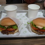 Shake Shack - ２人分のバーガーと水