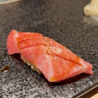 新橋 天鮨 - 中トロ、適度にとろけます