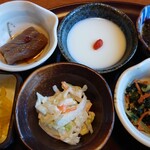 Umiyamatei Icchou - こんにゃくのピリ辛煮、杏仁豆腐、もずく海藻、浅漬けキャベツとたくわん、コールスローサラダ、ほうれん草とにんじんの胡麻和え